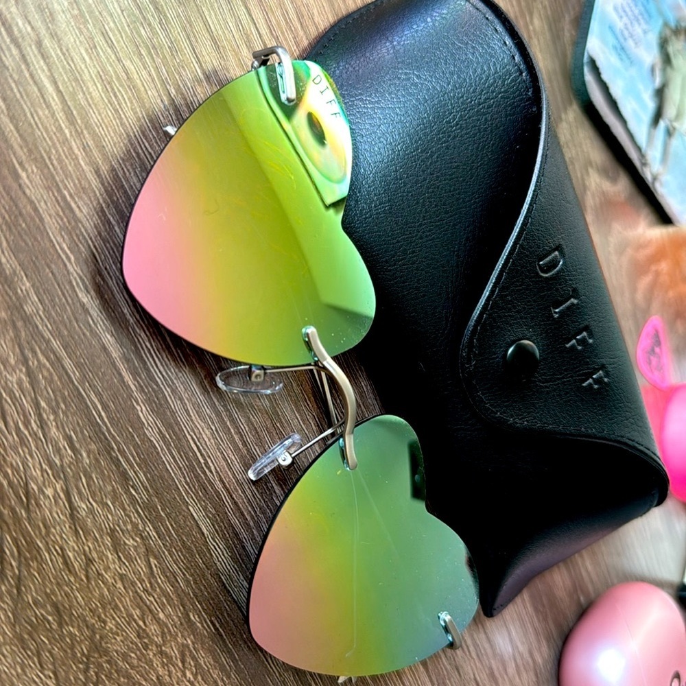 DIFF Eyewear Remy Rainbow Heart-shaped Sunglasses (Case included)